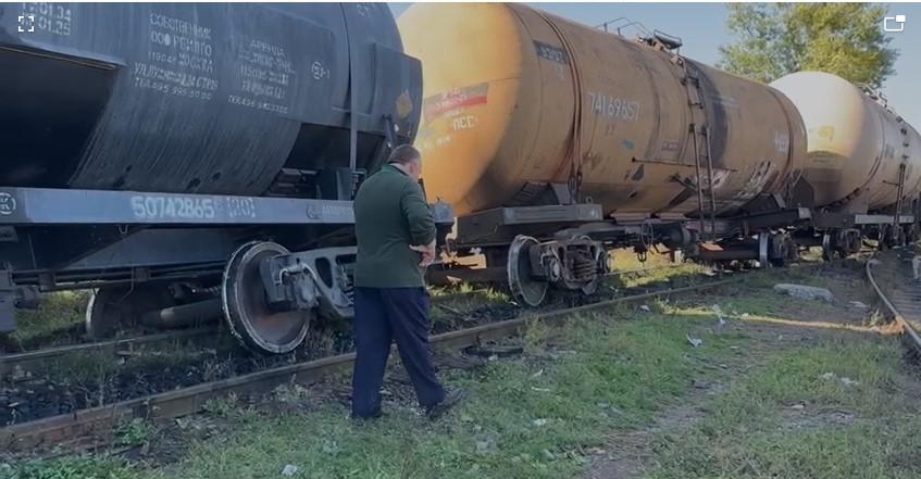 Intervenţie de urgenţă: mai multe vagoane încărcate cu cherosen au deraiat în județul Suceava 791975
