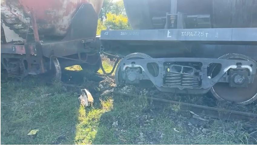 Intervenţie de urgenţă: mai multe vagoane încărcate cu cherosen au deraiat în județul Suceava 791976