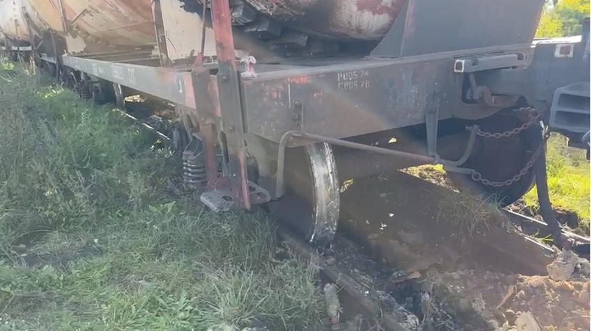 Intervenţie de urgenţă: mai multe vagoane încărcate cu cherosen au deraiat în județul Suceava 791978