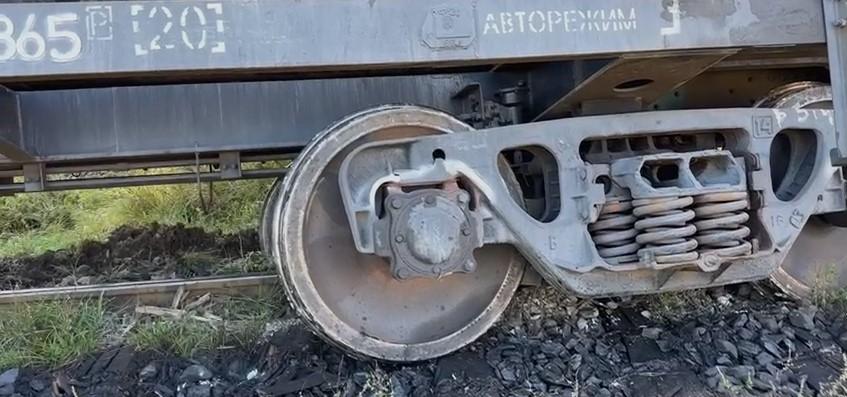 Intervenţie de urgenţă: mai multe vagoane încărcate cu cherosen au deraiat în județul Suceava 791979