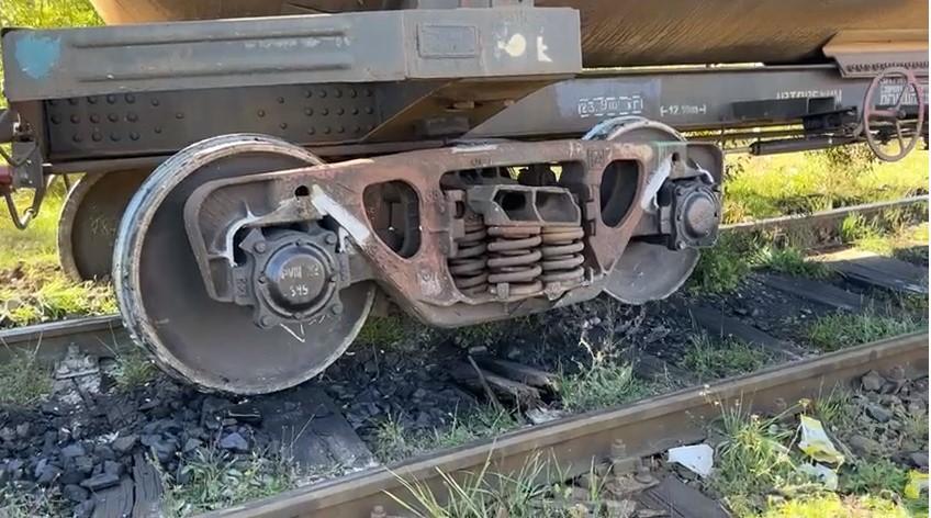 Intervenţie de urgenţă: mai multe vagoane încărcate cu cherosen au deraiat în județul Suceava 791980