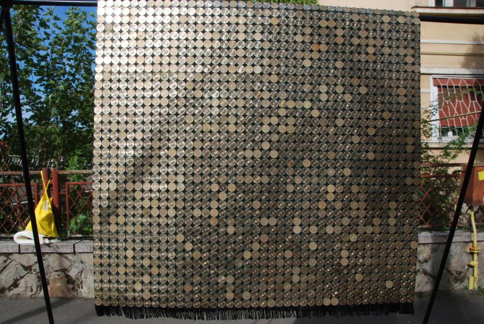 Covor făcut din monede de 50 de bani, furat de pe sârmă la Timișoara | Opera de artă era un ”act de penitență” 792060