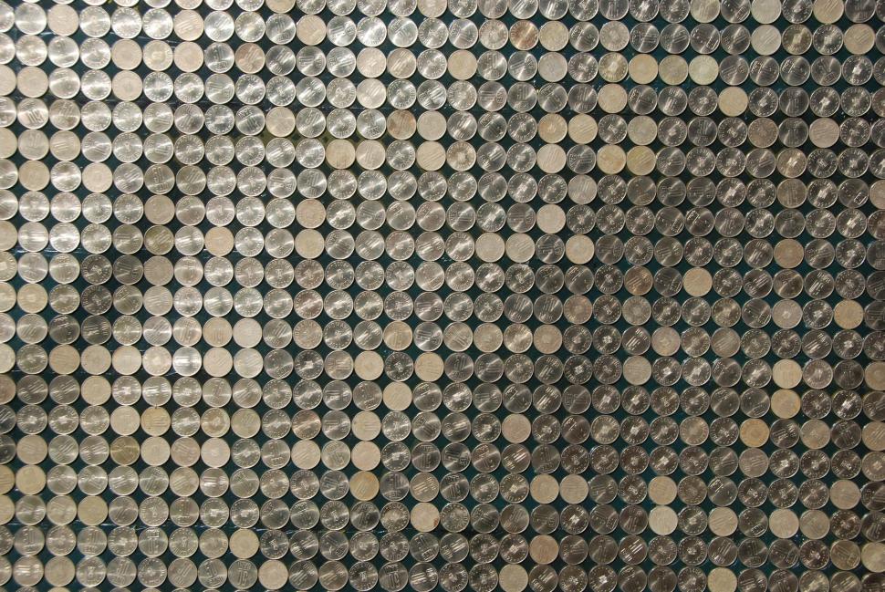 Covor făcut din monede de 50 de bani, furat de pe sârmă la Timișoara | Opera de artă era un ”act de penitență” 792061