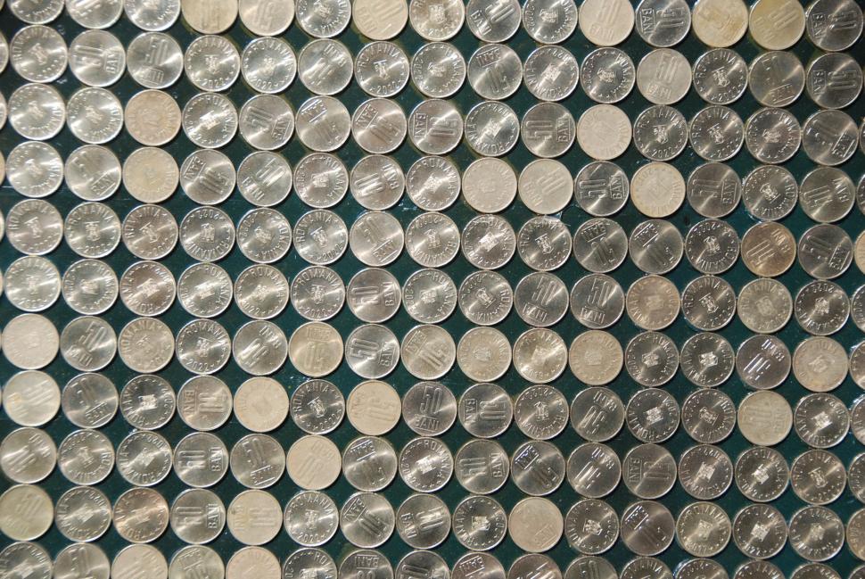 Covor făcut din monede de 50 de bani, furat de pe sârmă la Timișoara | Opera de artă era un ”act de penitență” 792063