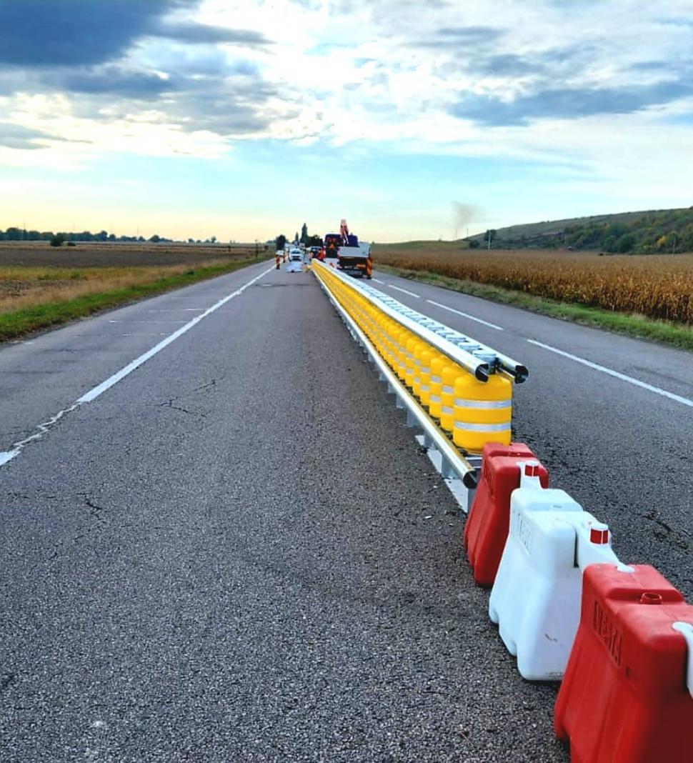 Parapet cu rulouri montat pe DN2 E85, "Drumul morţii" din Bacău, acolo unde zeci de oameni au murit în ultimii ani 792144