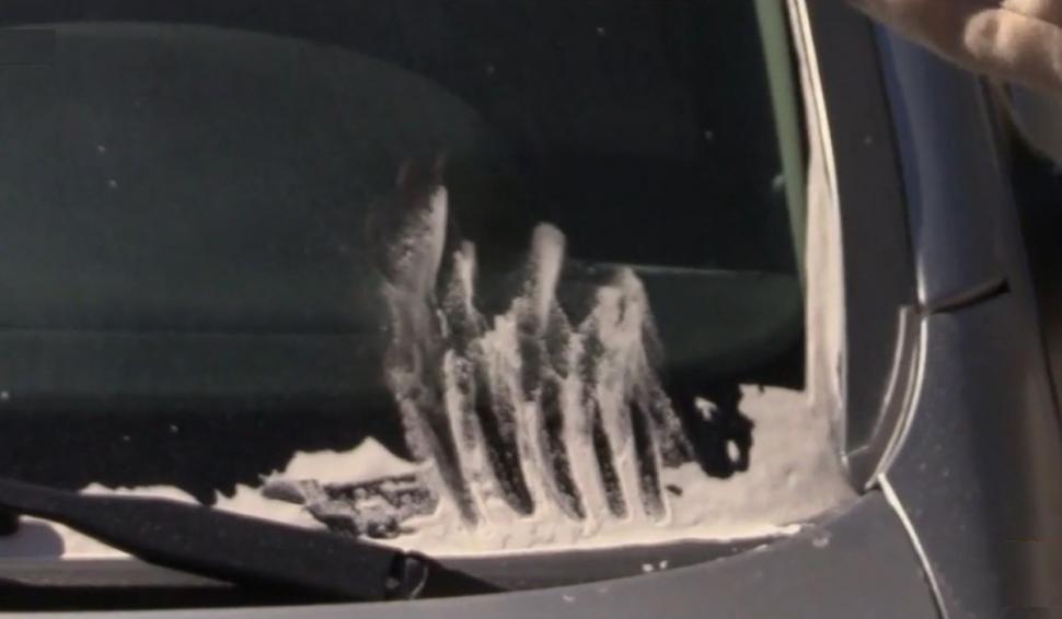 Un praf alb, bizar în curţile şi pe maşinile oamenilor din Prahova. "Aşa ceva nu am mai văzut" | Localnicii se tem pentru sănătatea lor 792055