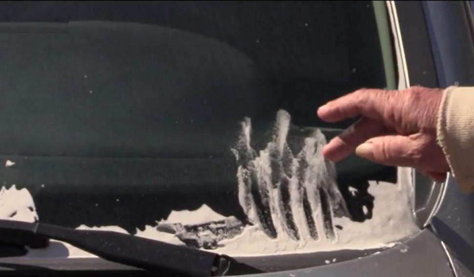 Un praf alb, bizar în curţile şi pe maşinile oamenilor din Prahova. "Aşa ceva nu am mai văzut" | Localnicii se tem pentru sănătatea lor 792056