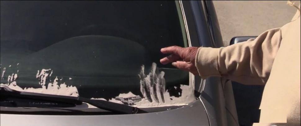 Un praf alb, bizar în curţile şi pe maşinile oamenilor din Prahova. "Aşa ceva nu am mai văzut" | Localnicii se tem pentru sănătatea lor 792057