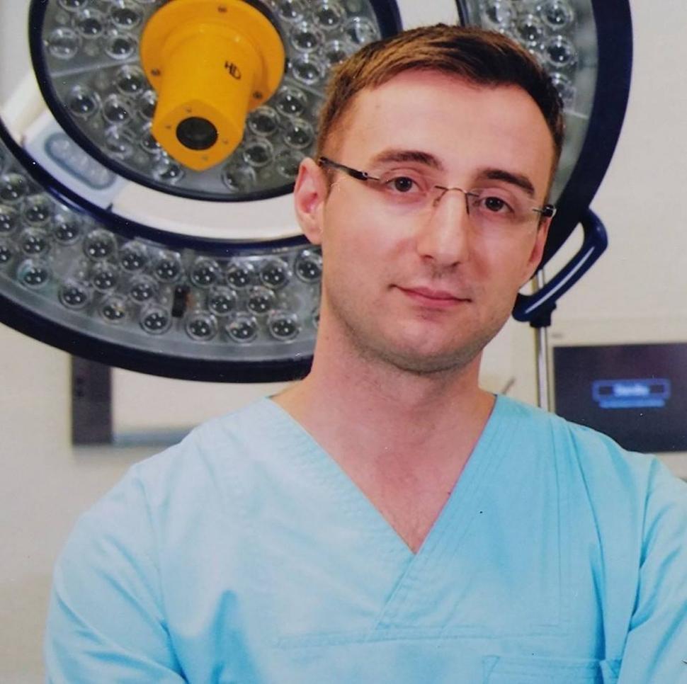 El este Radu Mirică, doctorul care și-a pus capăt zilelor, după ce s-a aruncat de pe un bloc din Capitală 792131