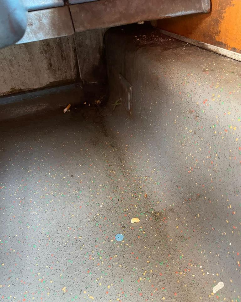 ANPC a controlat trenurile din Bucureşti. Horia Constantinescu: "O găletuşă, o cârpă murdară şi multă indolenţă!" 792389