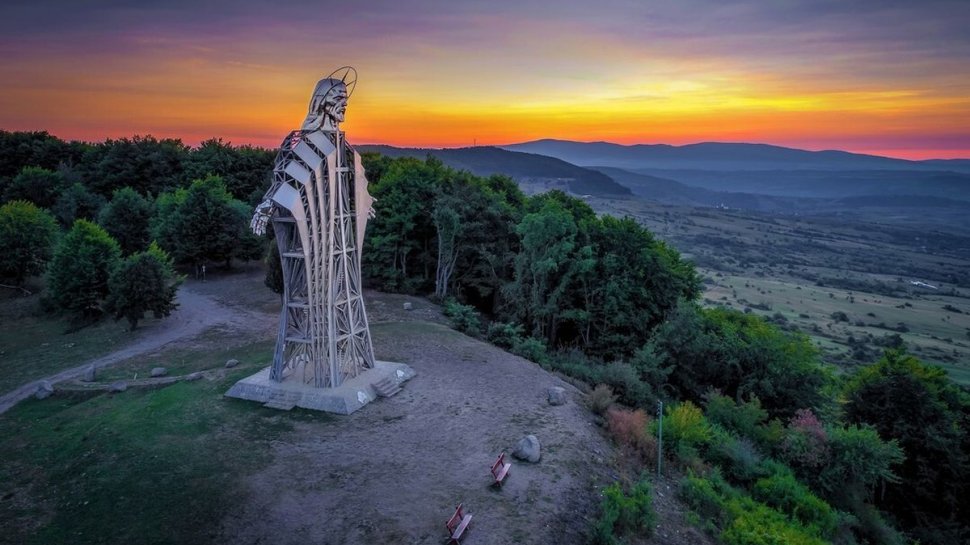 Locul din România în care se găseşte o statuie cu Iisus, la fel ca cea de la Rio de Janeiro. Este cea mai mare din Europa de Est