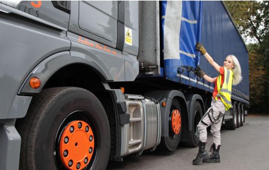 "Bărbaţii amuţesc atunci când văd cum conduc". Loredana, o tânără româncă, a devenit şoferiţă de TIR în Marea Britanie 792301