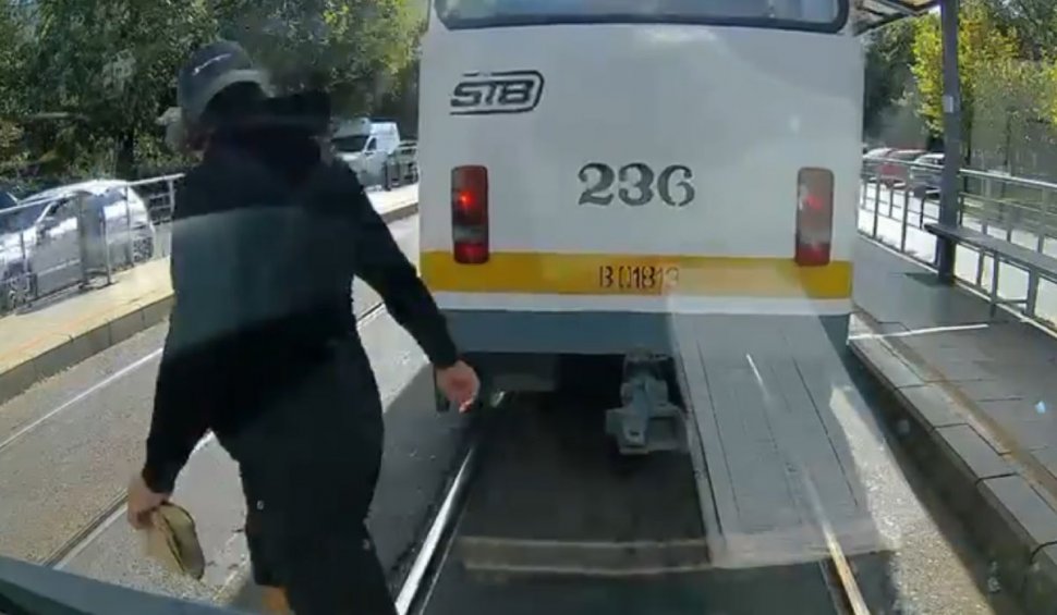 Bărbat filmat când este lovit de o ambulanţă, în Bucureşti, după ce a traversat prin spatele unui tramvai: "Era obligat să aibă sirena pornită"