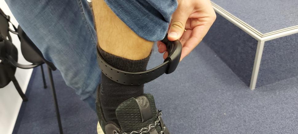 Sistemul de monitorizare cu brăţări electronice al Poliţiei Române a devenit operaţional în Bucureşti şi alte trei judeţe 792485