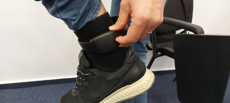 Sistemul de monitorizare cu brăţări electronice al Poliţiei Române a devenit operaţional în Bucureşti şi alte trei judeţe 792489