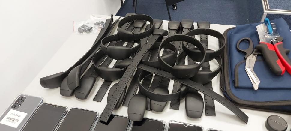 Sistemul de monitorizare cu brăţări electronice al Poliţiei Române a devenit operaţional în Bucureşti şi alte trei judeţe 792490