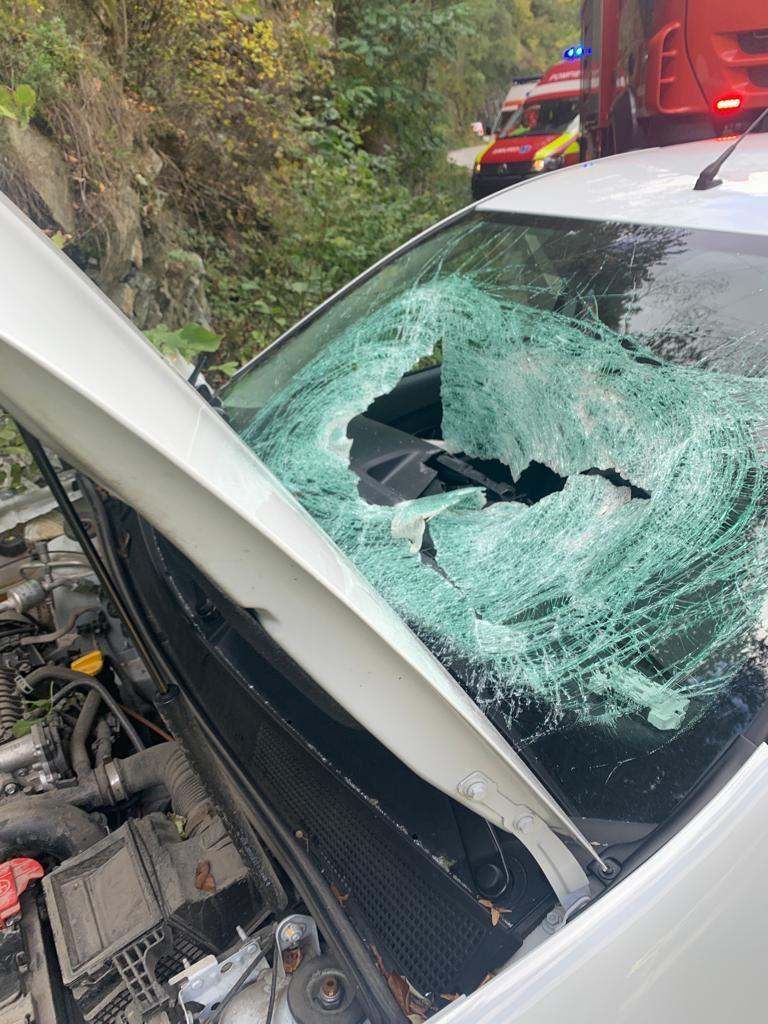Un bărbat a murit pe loc după ce o stâncă a strivit o maşină aflată în mers, pe Defileul Jiului 792596