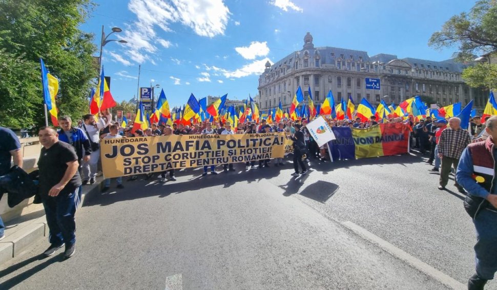 George Simion şi oamenii chemaţi la protest au blocat circulaţia în Bucureşti | Protestatarii au mărşăluit până în Piaţa Victoriei