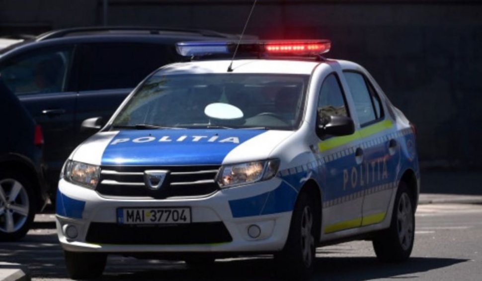 Poliţişti atacaţi cu pietre după ce au prins un tânăr care conducea fără permis, în Bobiceşti