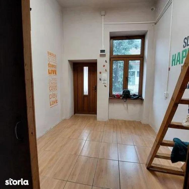 Garsoniera de 14 metri pătrați din Cluj, cu patul deasupra băii | Cât costă să o închiriezi 792821