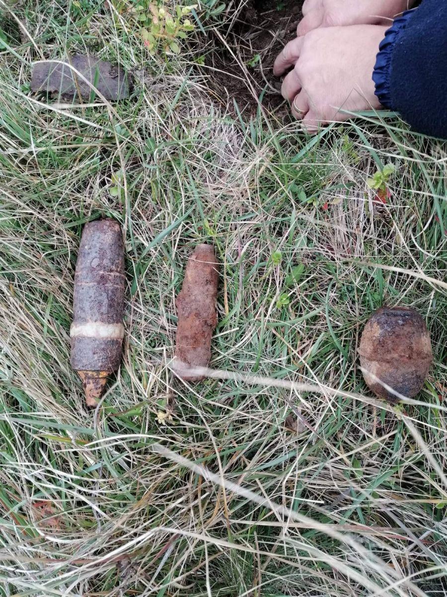 Descoperirea făcută de un bărbat cu un detector de metale în Harghita. Pirotehniştii au fost chemaţi de urgenţă 792817