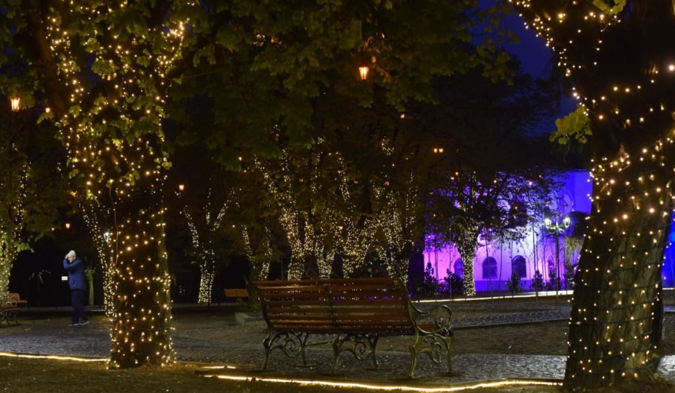 Oraşul din România care a început montarea instalațiilor de Crăciun: "Ne dorim să fim o oază de normalitate într-o isterie generală"