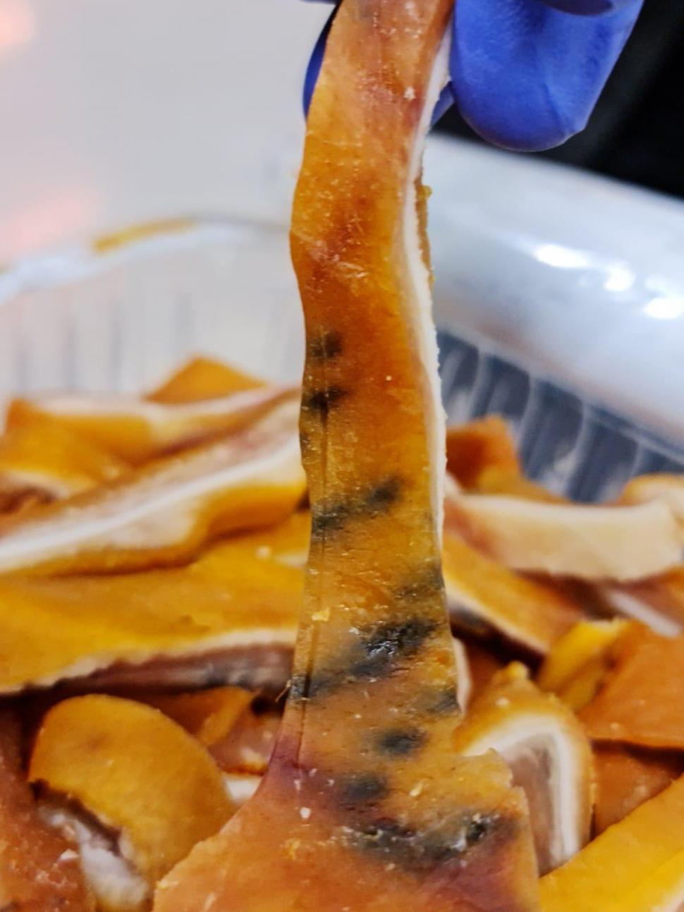 Protecția Consumatorilor, control în supermarketul unui mall din Cluj! 60 de kilograme de "urechi de porc crocante" au fost retrase de la vânzare 792795