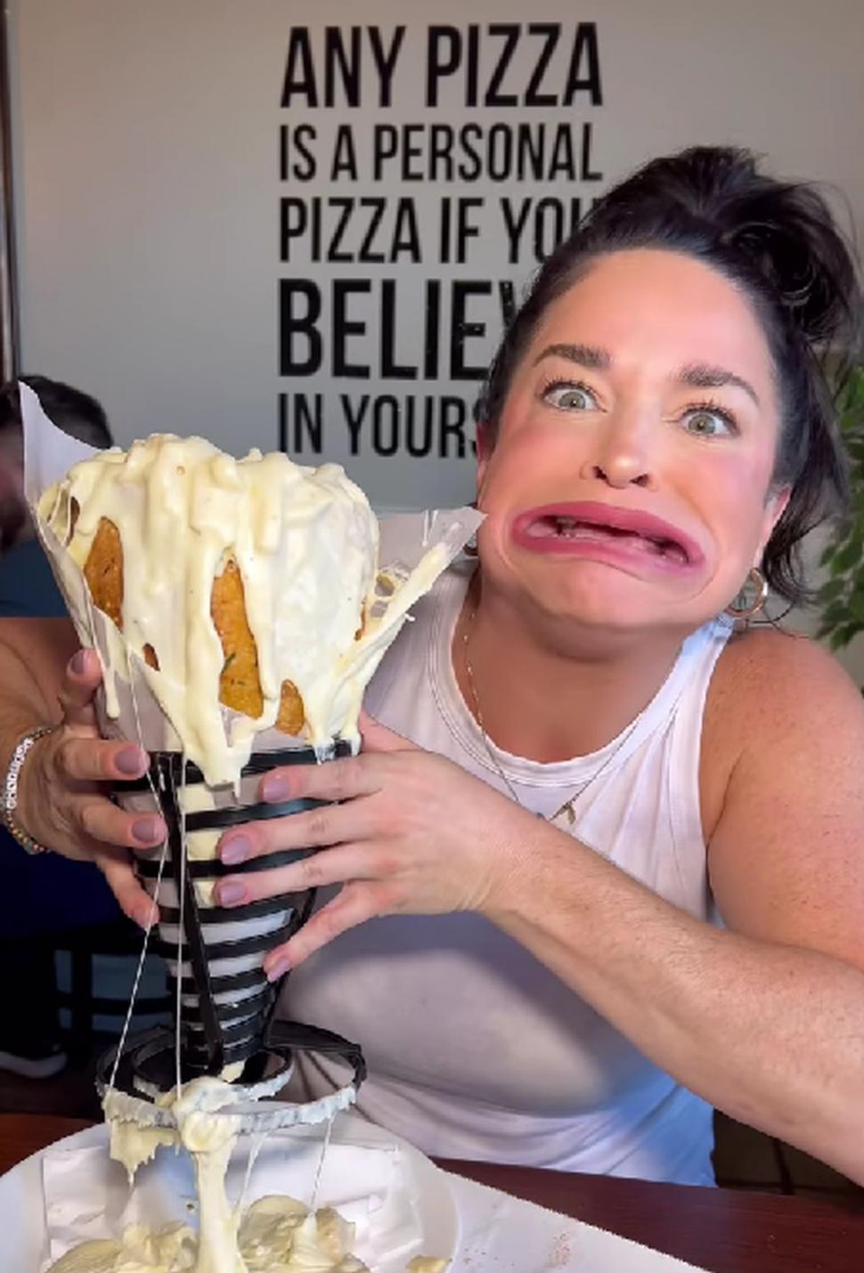 Femeia cu cea mai mare gură din lume a venit la iUmor. "Are 14,5 centimetri în lățime” 792748