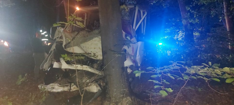Accident tragic în judeţul Vaslui! Un tânăr de 28 de ani a murit, după ce maşina în care se afla a intrat într-un copac