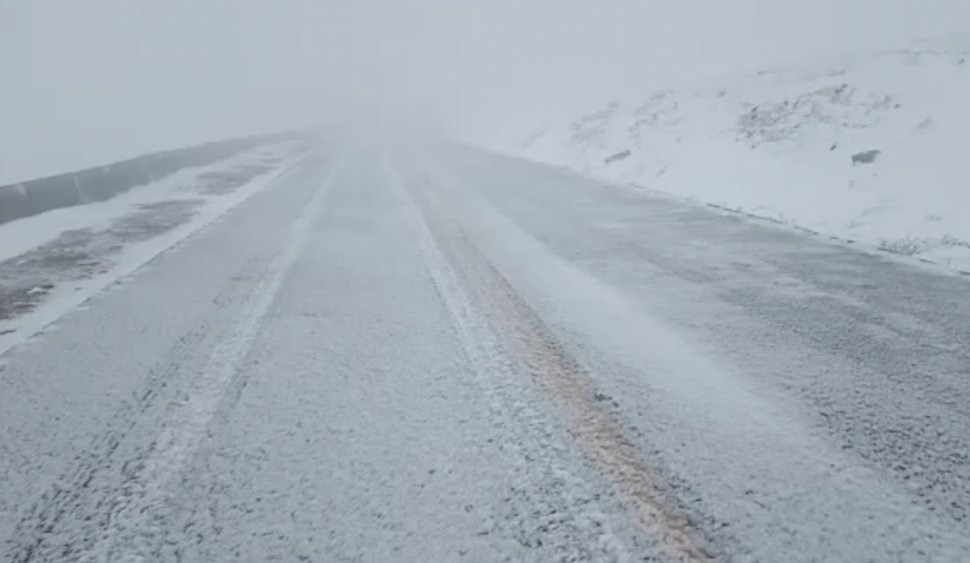 Viscol și zăpadă pe Transalpina. Drumarii intervin 