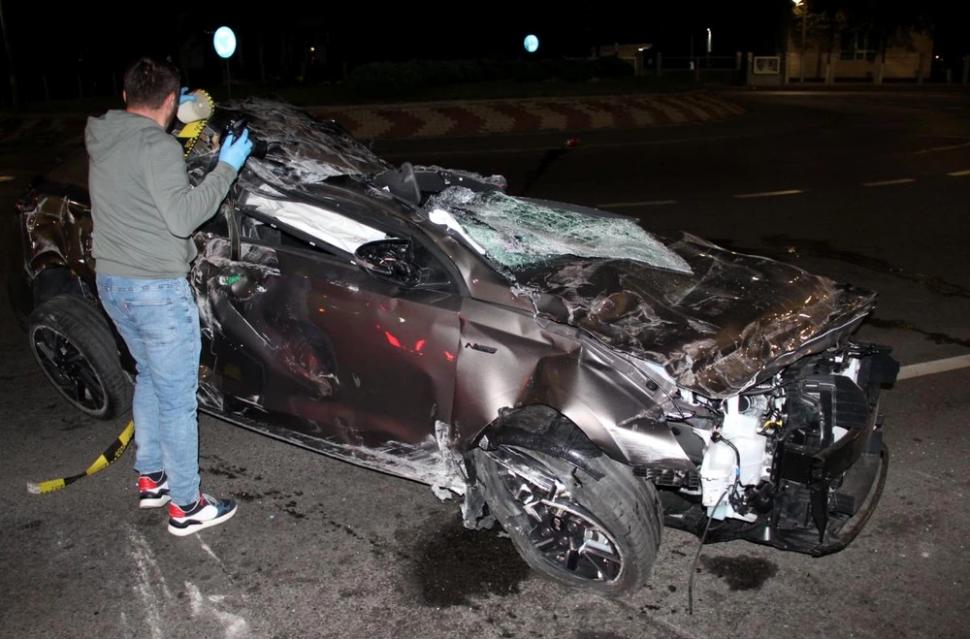 "Am ieşit la poartă, ţipau!". Patru tinere au zburat cu mașina nouă peste un giratoriu și au ajuns în curtea unei case din Brăila 793166