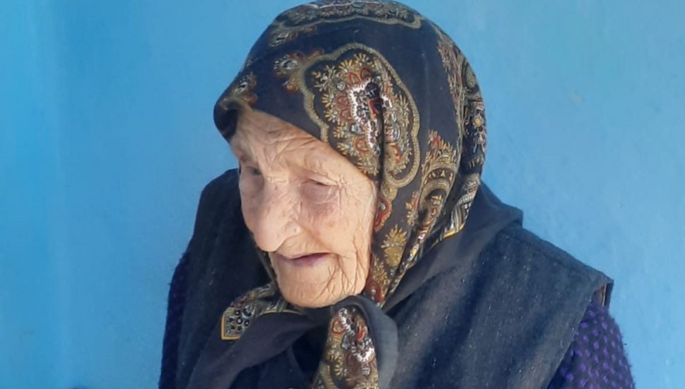O bătrână de 103 ani din Vaslui s-a prefăcut că moare ca să sperie un hoț | Individul i-a pus o lumânare în mână și a fugit