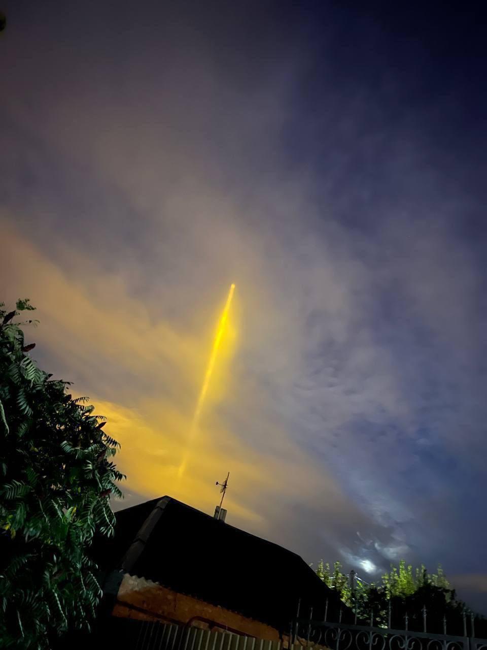 Fenomen straniu pe cerul Rusiei: Imagini cu "stâlpi de lumină" au fost publicate de locuitorii mai multor orașe 793079