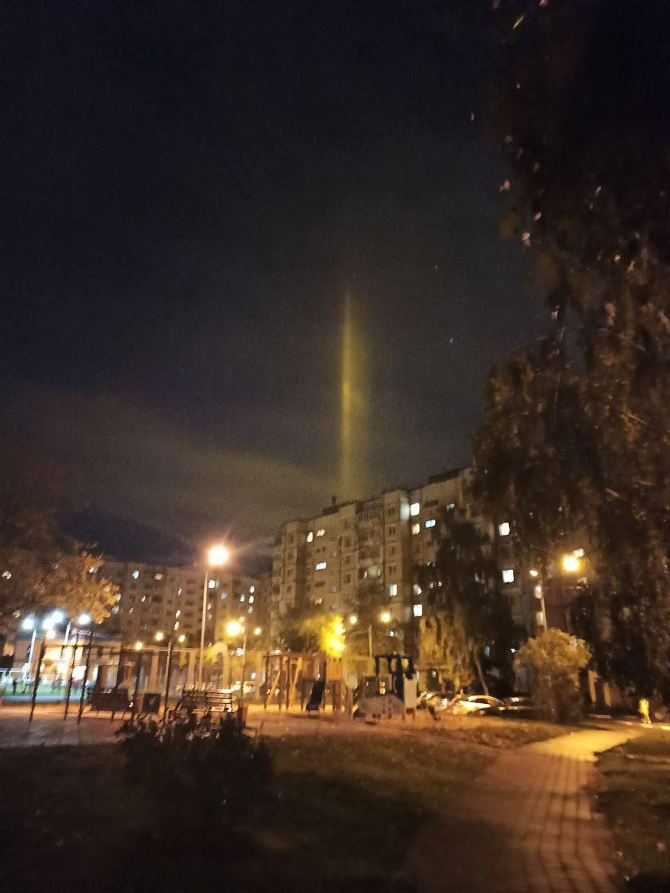 Fenomen straniu pe cerul Rusiei: Imagini cu "stâlpi de lumină" au fost publicate de locuitorii mai multor orașe 793080