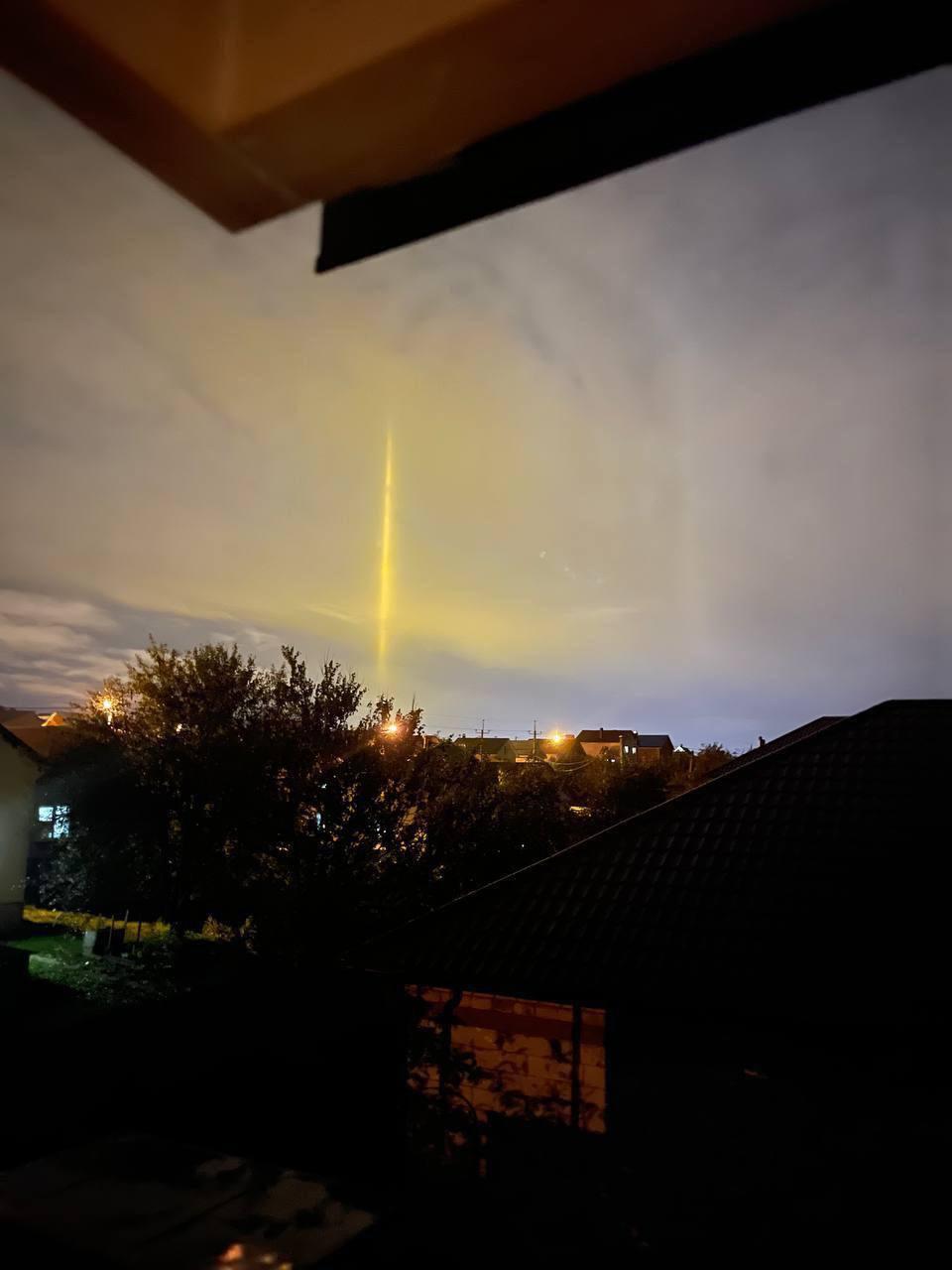 Fenomen straniu pe cerul Rusiei: Imagini cu "stâlpi de lumină" au fost publicate de locuitorii mai multor orașe 793081