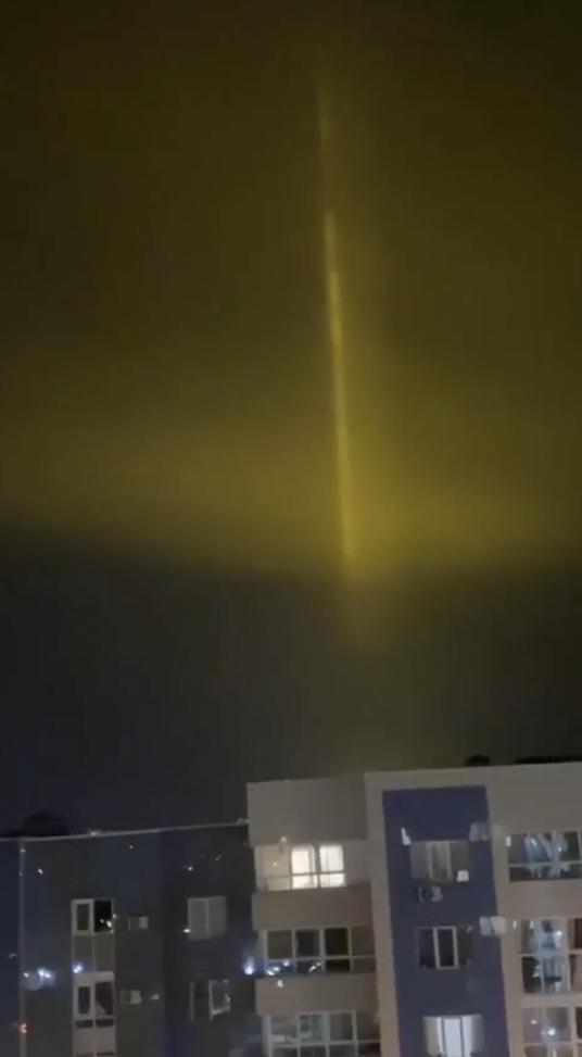 Fenomen straniu pe cerul Rusiei: Imagini cu "stâlpi de lumină" au fost publicate de locuitorii mai multor orașe 793083