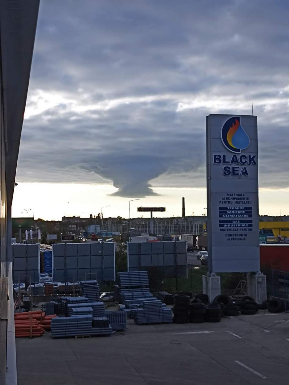 Imagini cu norul din Iaşi care a speriat un oraş întreg! Oamenii au crezut că vine tornada 793098