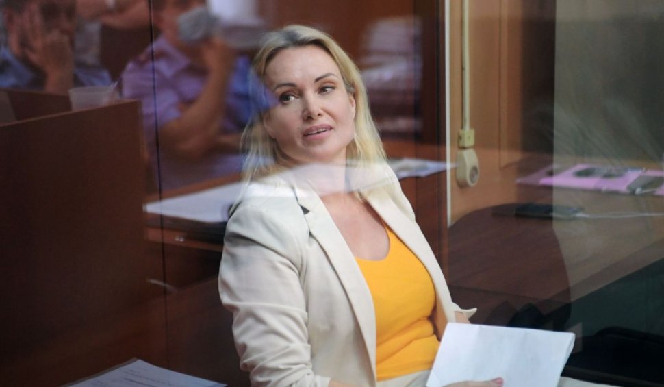 Marina Ovsiannikova, jurnalista care a sfidat Kremlinul în direct la TV, a fugit din arestul la domiciliu: "Puneți-i brățara asta lui Putin!"