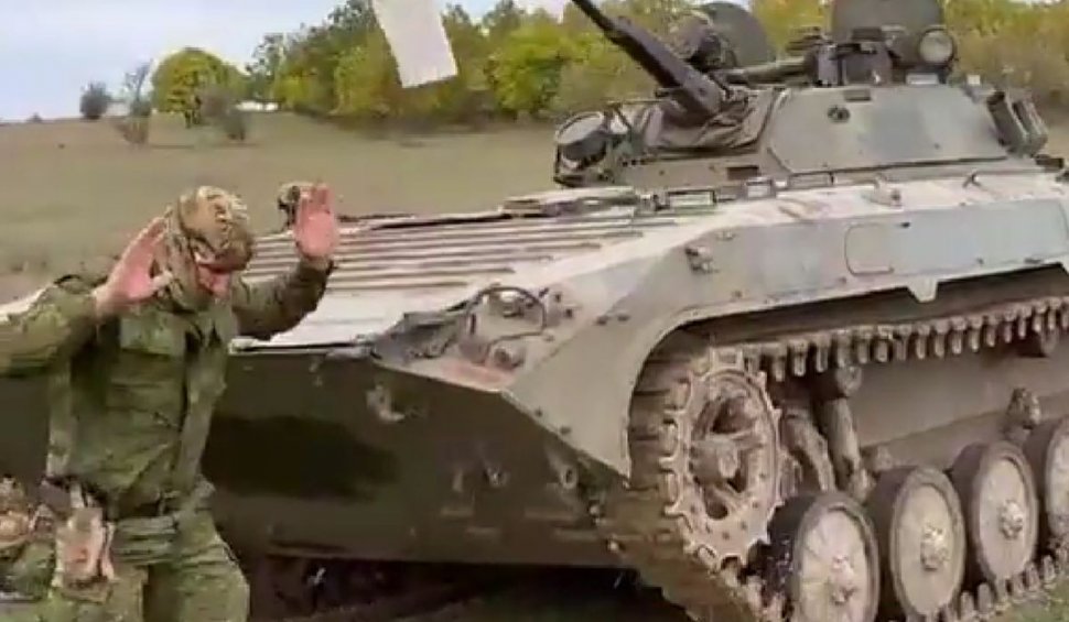 Armata Moscovei, în haos. Un tanc rusesc se predă infanterișilor ucraineni în Herson | Sute de recruți ruși, abandonați la graniță