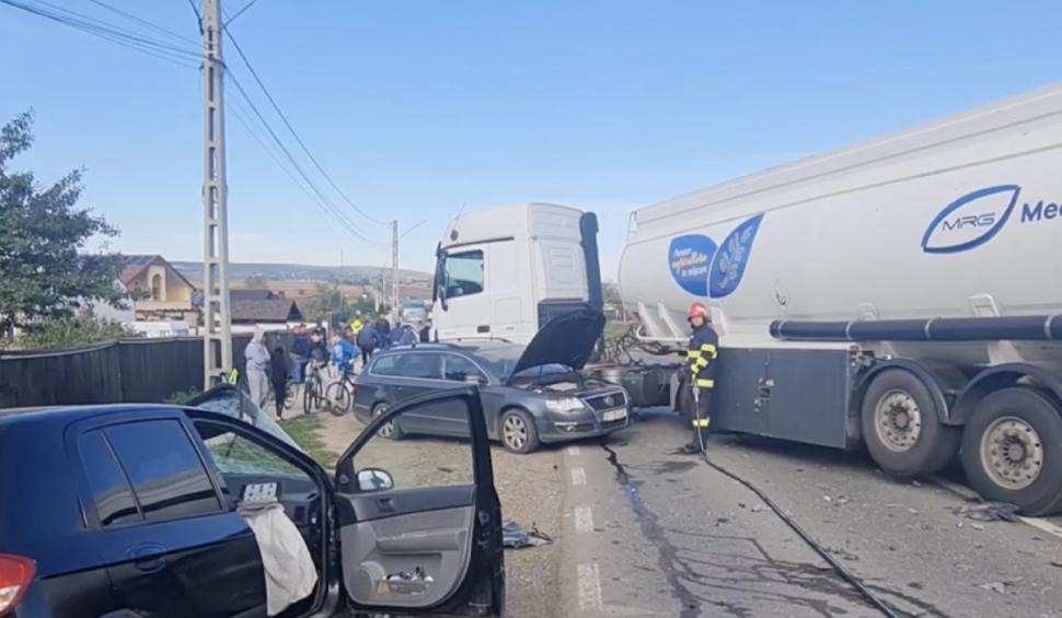 Momentul în care o cisternă plină cu motorină lovește în plin două mașini, în Botoșani, surprins de o cameră de bord