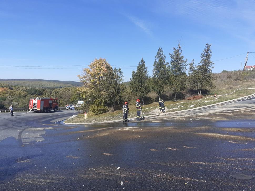 A fost pericol de explozie la Huşi, după ce o cisternă încărcată cu 20 de tone motorină s-a răsturnat 793378
