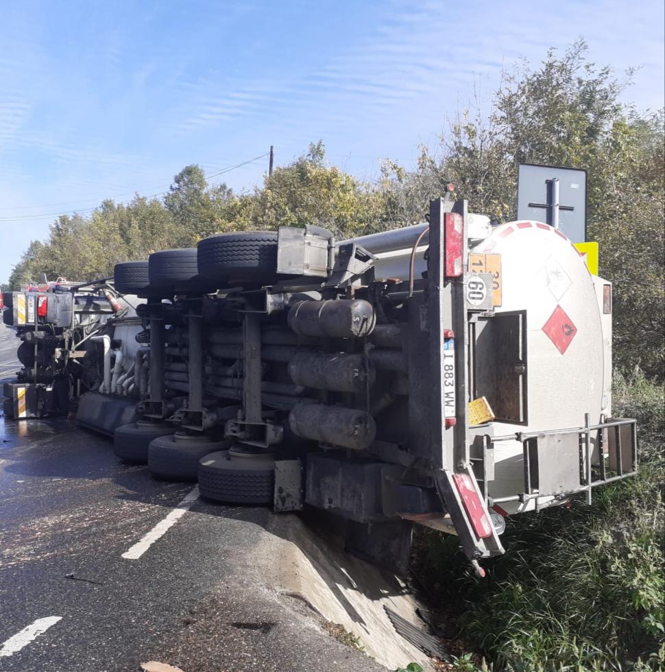 A fost pericol de explozie la Huşi, după ce o cisternă încărcată cu 20 de tone motorină s-a răsturnat 793380