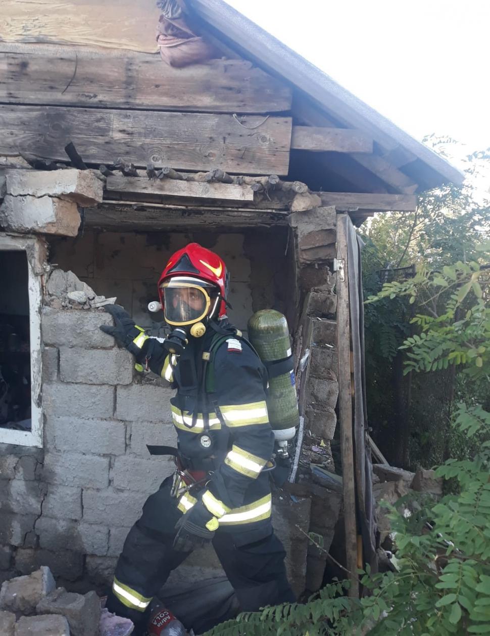 Două persoane au murit după o explozie urmată de incendiu la o casă din Argeş 793479