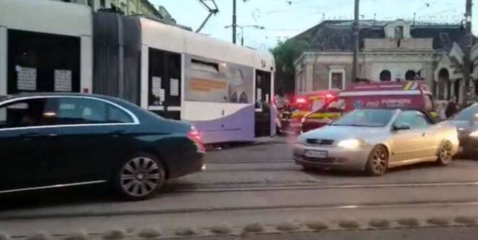 Accident între un tramvai şi două maşini, în Timișoara. Vatmanița a uitat să schimbe macazul