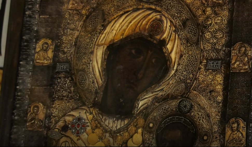O icoană adusă de la Athos a lăcrimat într-o biserică din Sibiu. Preot: "Este o minune, un semn că Maica Domnului e vie"