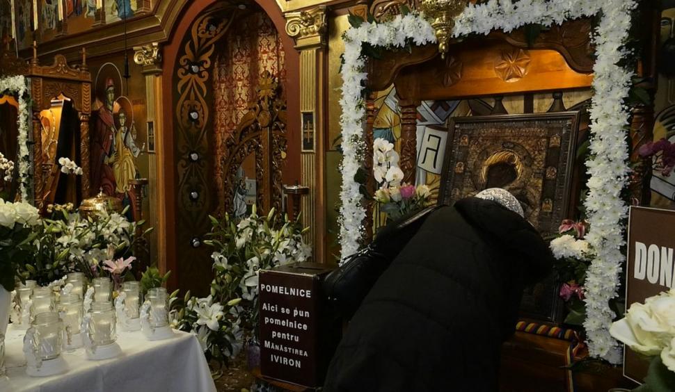 O icoană adusă de la Athos a lăcrimat într-o biserică din Sibiu. Preot: "Este o minune, un semn că Maica Domnului e vie" 793507