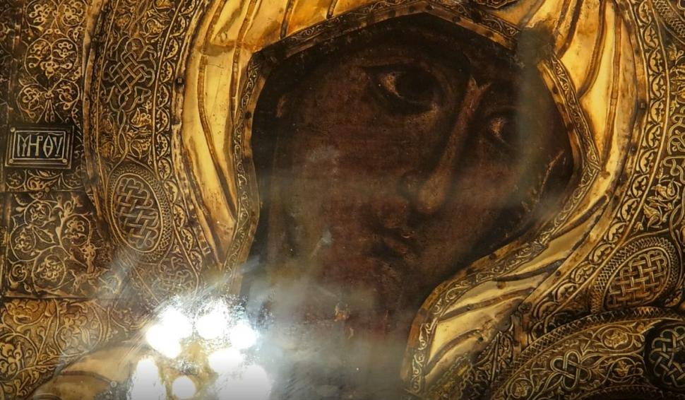 O icoană adusă de la Athos a lăcrimat într-o biserică din Sibiu. Preot: "Este o minune, un semn că Maica Domnului e vie" 793508