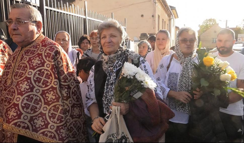 O icoană adusă de la Athos a lăcrimat într-o biserică din Sibiu. Preot: "Este o minune, un semn că Maica Domnului e vie" 793511