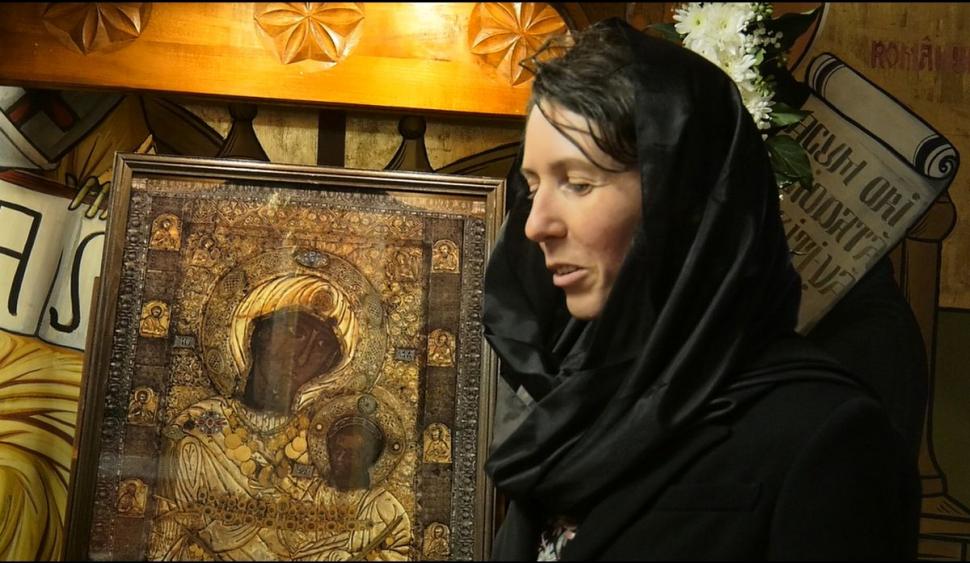 O icoană adusă de la Athos a lăcrimat într-o biserică din Sibiu. Preot: "Este o minune, un semn că Maica Domnului e vie" 793512