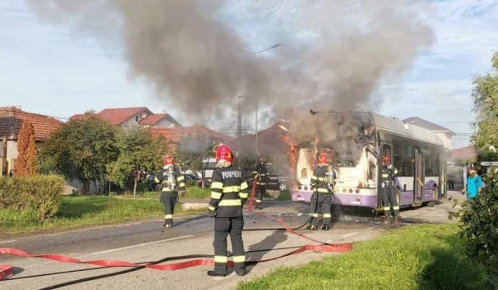 Un troleibuz a fost cuprins de flăcări, la Timișoara. Şoferul şi pasagerii s-au autoevacuat la timp 793655
